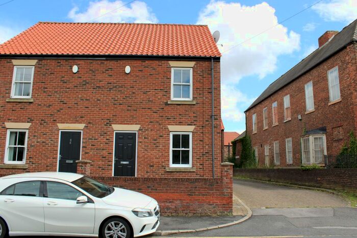3 Bedroom Semi-Detached House To Rent In Stonegate, Thorne, Doncaster, DN8