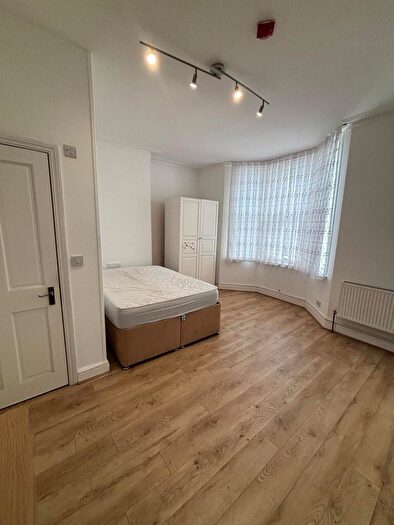 Flat To Rent In High Road, N22
