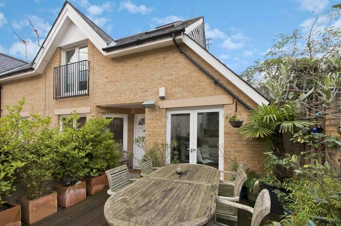 2 Bedroom Flat To Rent In Chapel Gate Mews, London, SW4