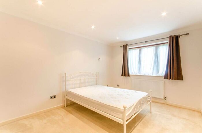 2 Bedroom Flat To Rent In Woodside Grange Road, North Finchley, London, N12