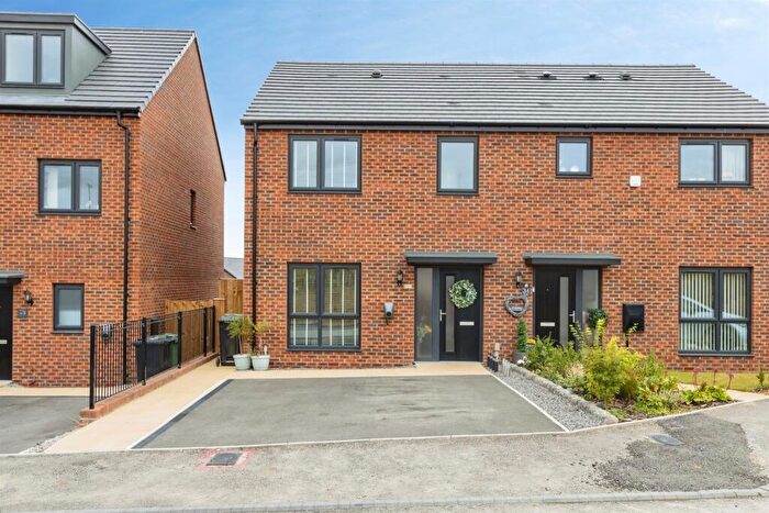 3 Bedroom Semi-Detached House For Sale In Pendas Crescent, Leeds, LS14