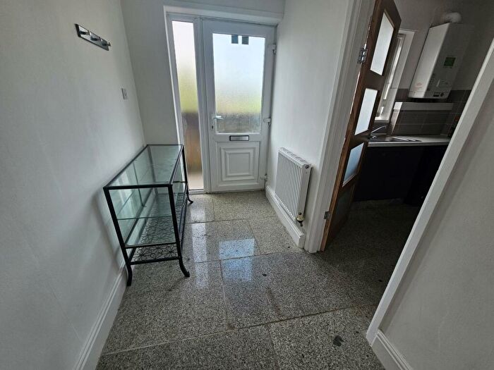 3 Bedroom Flat To Rent In Moor Grange View, Leeds, LS16
