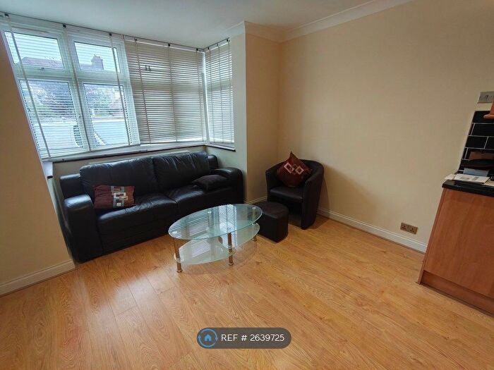 1 Bedroom Flat To Rent In Worcester Gardens, Ilford, IG1