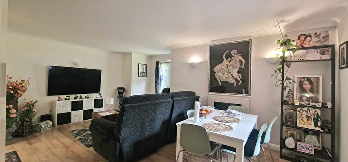 2 Bedroom Flat To Rent In Heathdene Manor, Grandfield Avenue, Watford, WD17