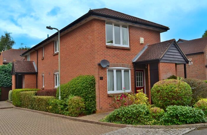 1 Bedroom Flat To Rent In Pheasant Walk, Littlemore, Oxford, OX4