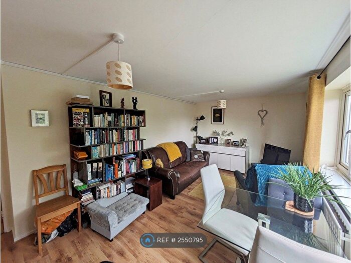 2 Bedroom Flat To Rent In Cross Road, London, N11