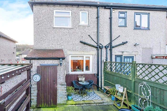 2 Bedroom Semi-Detached House For Sale In Warneford Rise, Cowlersley, Huddersfield, HD4