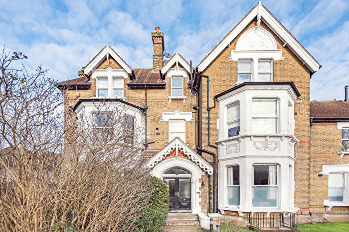 2 Bedroom Barn Conversion For Sale In Robins Court, Beckenham, BR3