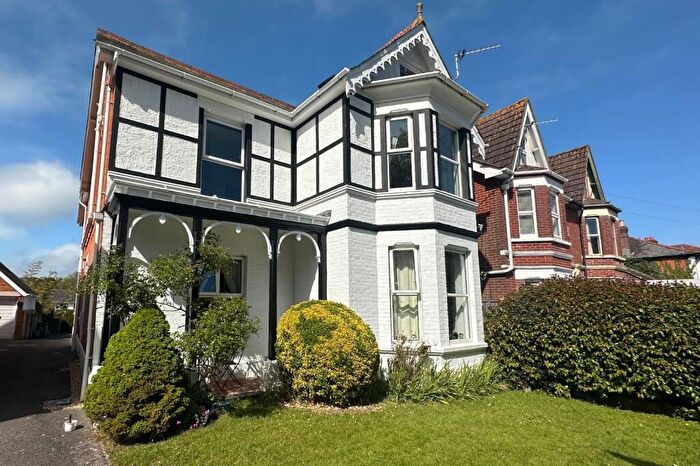 1 Bedroom Flat To Rent In Lymington Road, Highcliffe, Dorset., BH23