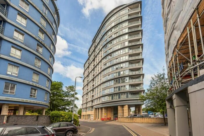 2 Bedroom Flat To Rent In Woking, Surrey, GU22