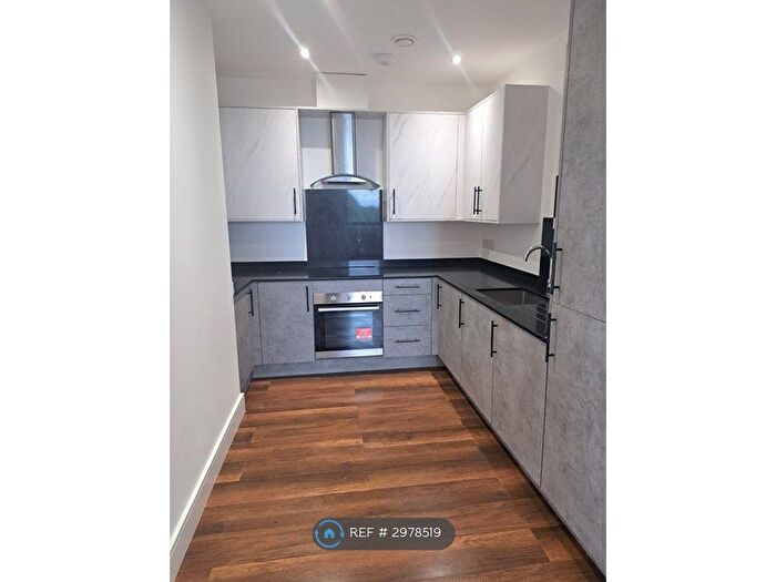 2 Bedroom Flat To Rent In Quest House, Hounslow, TW3