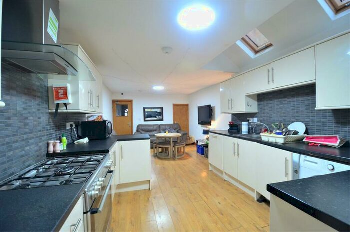 2 Bedroom End Of Terrace House To Rent In House Share / Academic Year Lovely Double Bedroom, Bathroom Student House, Selly Oak, Free Ultrafast M Br, B29