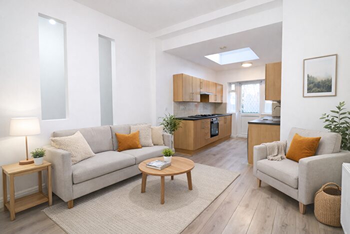 3 Bedroom Maisonette To Rent In Mitcham Lane, London, SW16