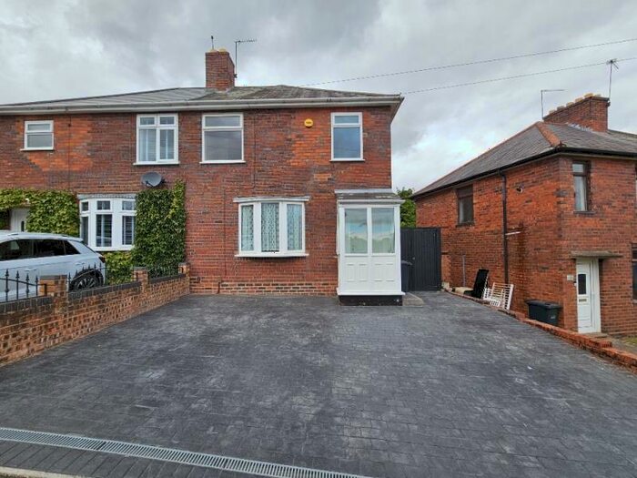 3 Bedroom Semi-Detached House To Rent In Grove Avenue, Halesowen, B63