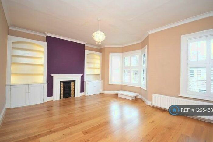 2 Bedroom Flat To Rent In Cavendish Road, London, SW12