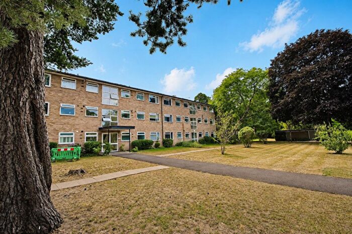 2 Bedroom Flat To Rent In Brockley Combe, Weybridge, KT13