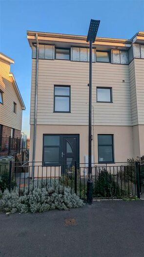 3 Bedroom Semi Detached House To Rent In Arctic Road, Cowes, PO31