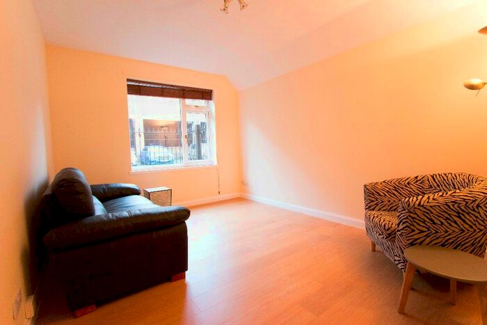 2 Bedroom Flat To Rent In Lochrin Place, Tollcross, Edinburgh, EH3
