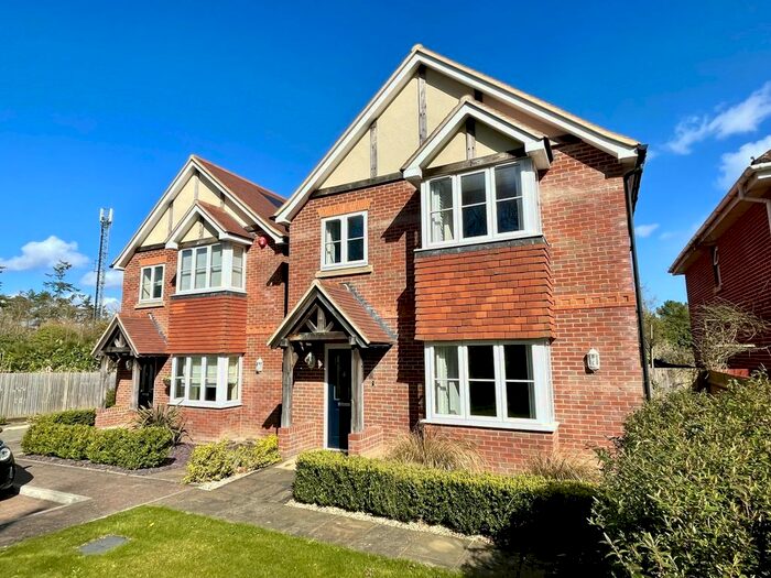 4 Bedroom Detached House To Rent In The Rings, Lymington, Hampshire, SO41