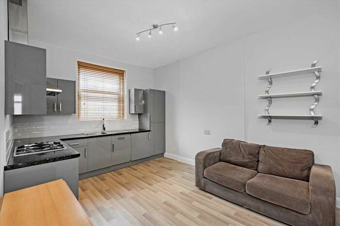 2 Bedroom Flat To Rent In Balham High Road, London, SW12
