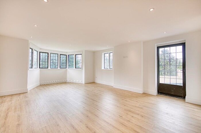 2 Bedroom Flat To Rent In The Ridgeway, Potters Bar, Hertfordshire, EN6