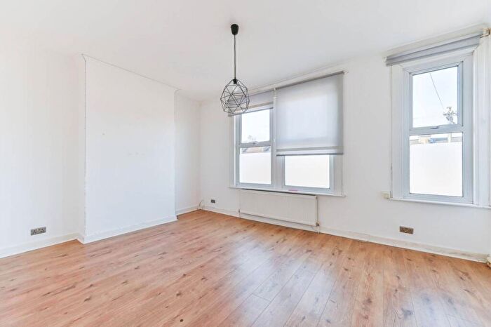 1 Bedroom Flat To Rent In Bensham Grove, Norbury, London, CR7