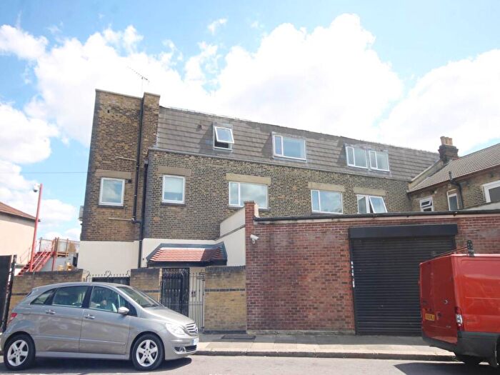 1 Bedroom Flat To Rent In Alegria Court, Pembroke Road, Seven Kings, IG3