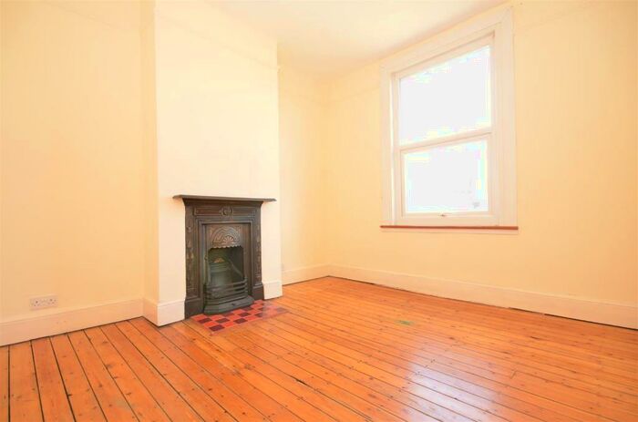 2 Bedroom Maisonette To Rent In Leslie Road, N2