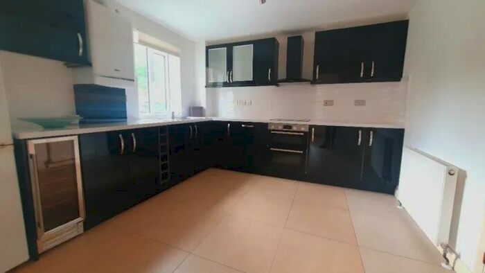 1 Bedroom Flat To Rent In Park Road, Kingston Upon Thames, KT2