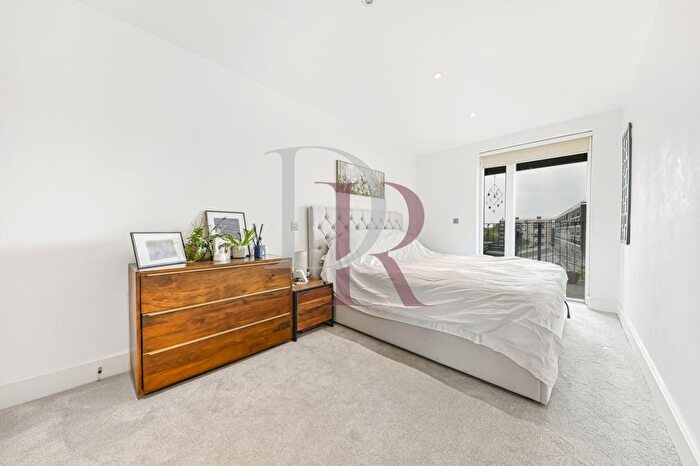 2 Bedroom Flat For Sale In Grand Canal Apartments, De Beauvoir Crescent, London, N1
