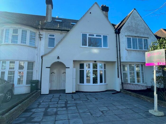 2 Bedroom Flat To Rent In Woodland Way, Mill Hill, NW7