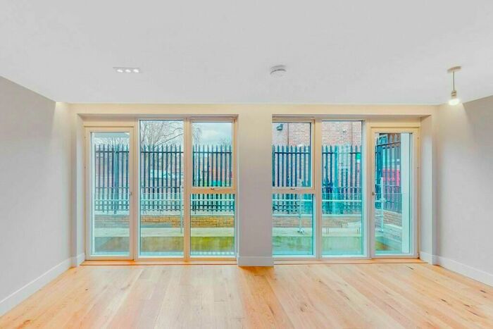 2 Bedroom Apartment To Rent In Halliford Street, London, N1