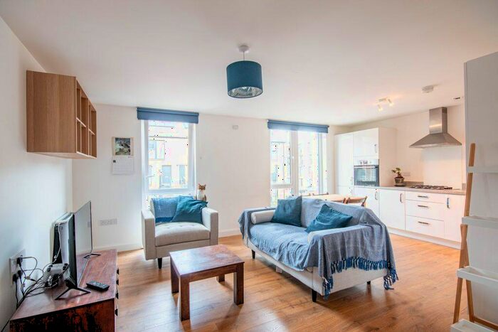 3 Bedroom Flat To Rent In L &#; Adamslaw Place, Edinburgh, EH15
