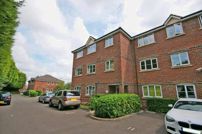 2 Bedroom Flat To Rent In Latimer Court, Earlswood, Redhill RH1