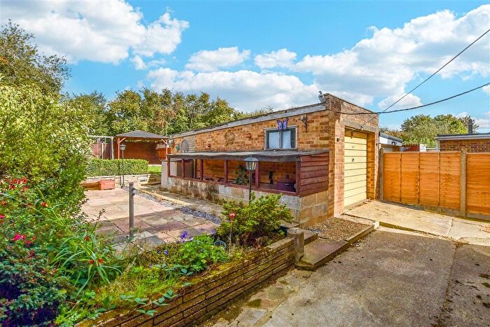 3 Bedroom Semi-Detached House For Sale In Broomshaw Road, Barming, Kent, ME16