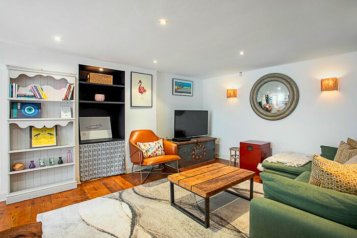 3 Bedroom Flat To Rent In Palace Gardens Terrace, London, W8