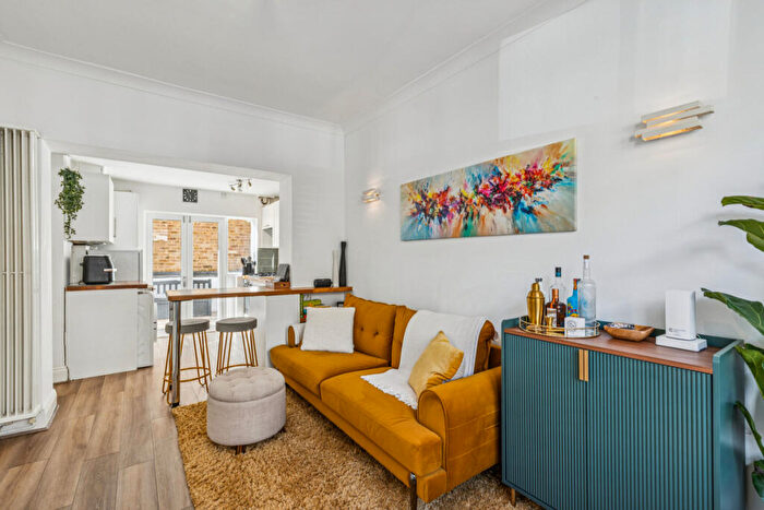 2 Bedroom Flat For Sale In Simpson Street, London, SW11