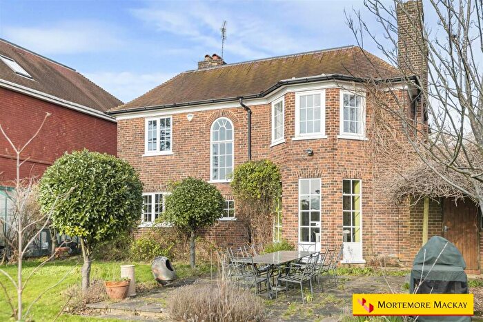 4 Bedroom Detached House For Sale In Green Dragon Lane, London, N21