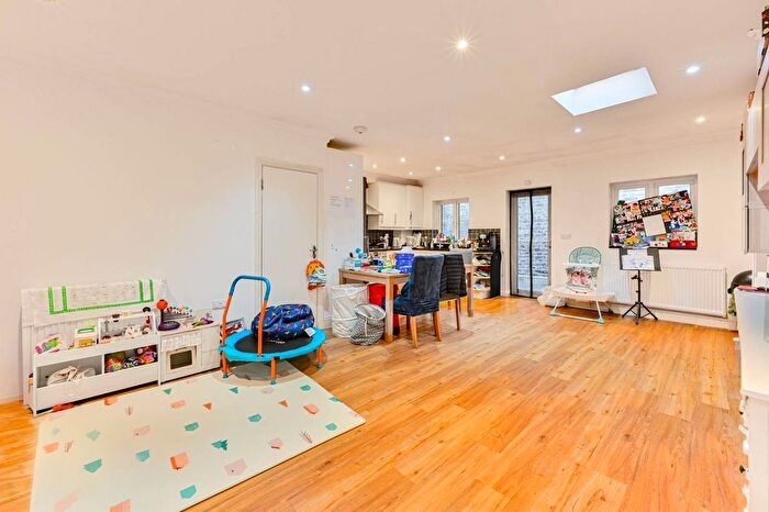 3 Bedroom Flat To Rent In Bishops Road, Fulham, London, SW6