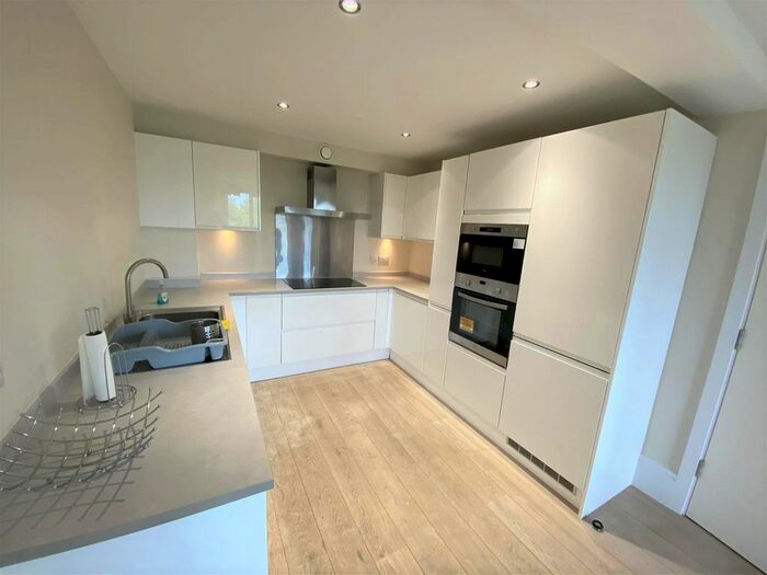 3 Bedroom Flat To Rent In Furness Quay, Salford, M50