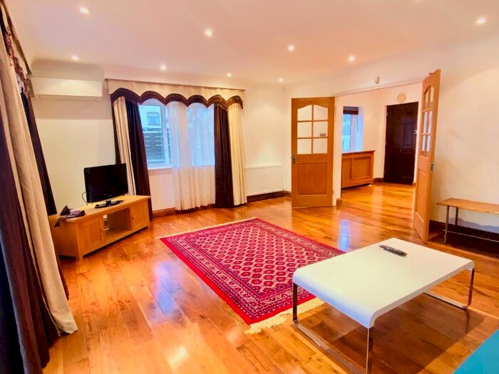 3 Bedroom Detached House To Rent In Melville Gardens, London, N13