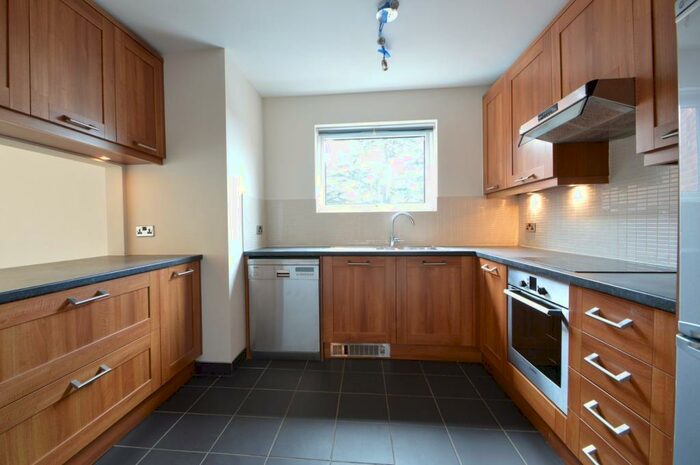 2 Bedroom Flat To Rent In High Point, Weybridge, KT13