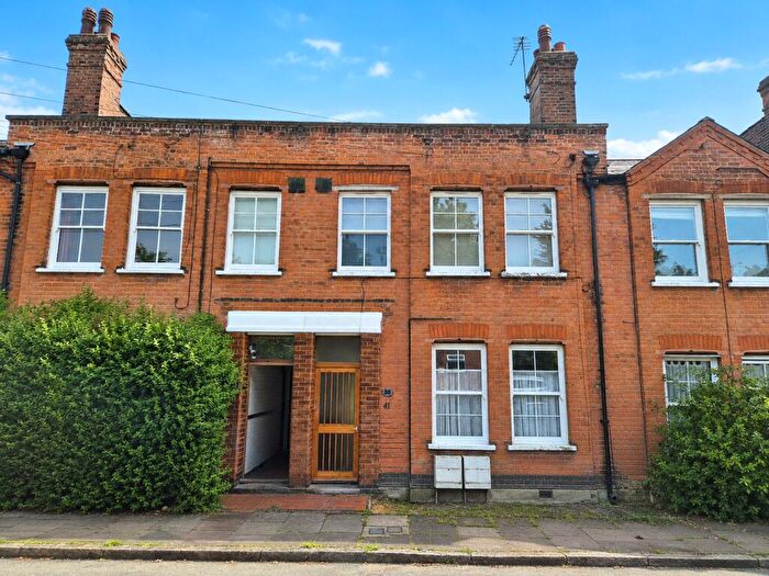 2 Bedroom Apartment For Sale In West End Lane, Barnet, EN5