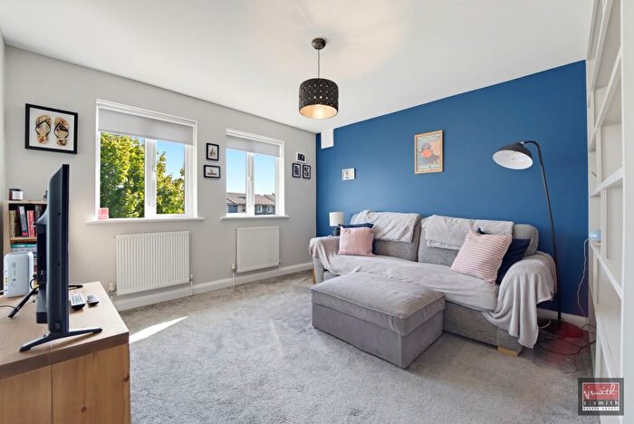 2 Bedroom Flat For Sale In Oakhall Drive, Sunbury-On-Thames, TW16