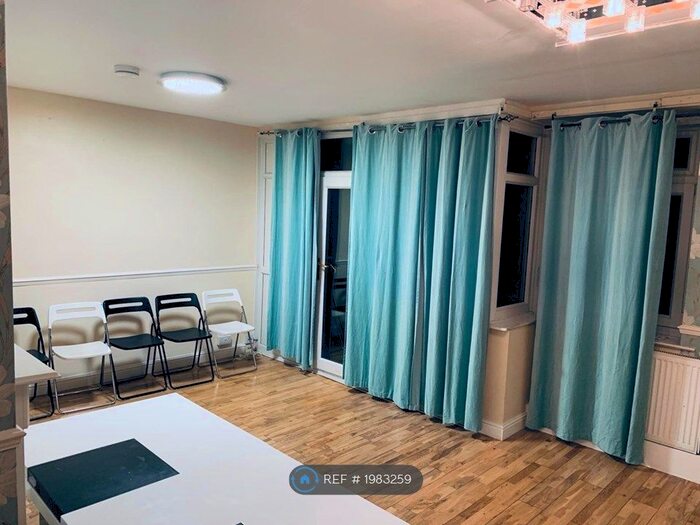 3 Bedroom Flat To Rent In Southfield, Southfield, SW18