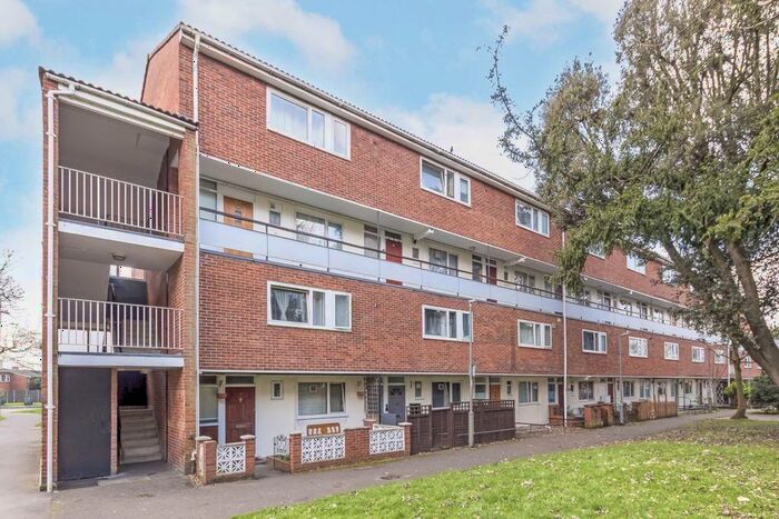 3 Bedroom Flat To Rent In Petersfield Rise, London, SW15