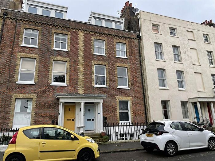 Studio To Rent In South Terrace, Littlehampton, BN17