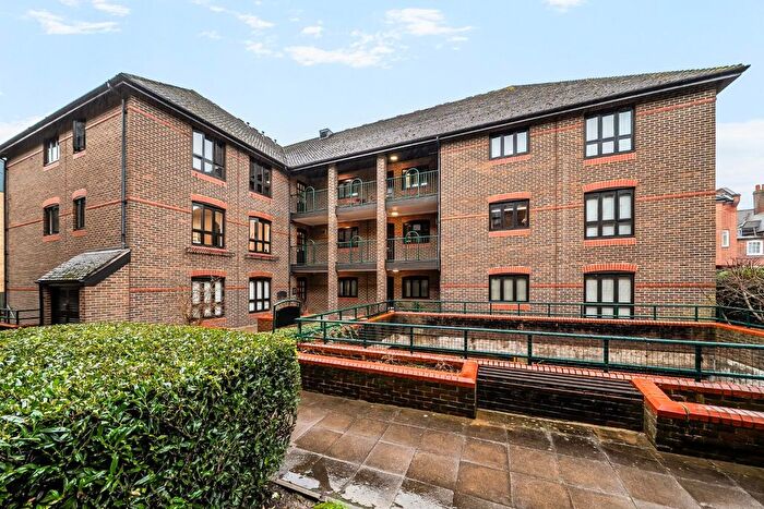 2 Bedroom Flat For Sale In Regent Court, Windsor, SL4