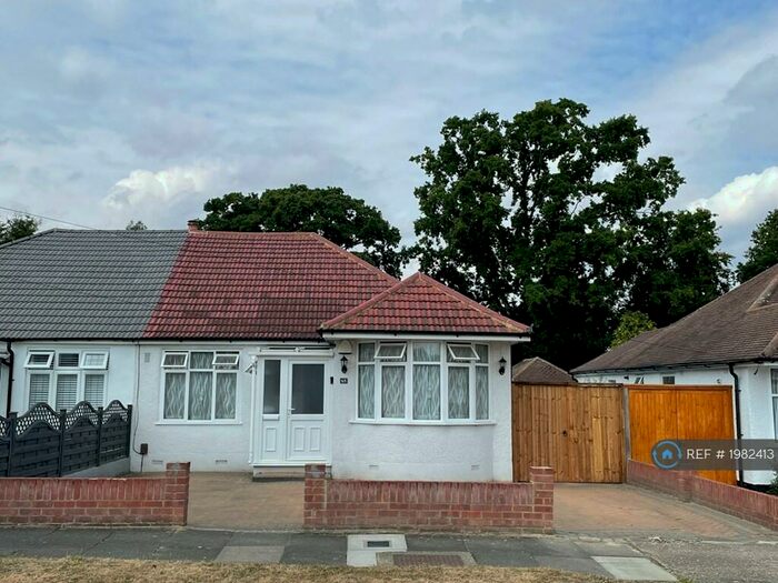 3 Bedroom Bungalow To Rent In Oregon Square, Orpington, BR6