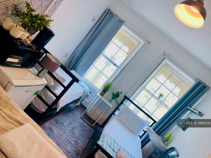 Studio To Rent In Central Large Double/ Triple Rooms, Brighton, BN1